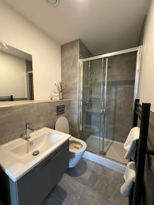 Stylish Central York Apartment Free Parking & Gym Экстерьер фото