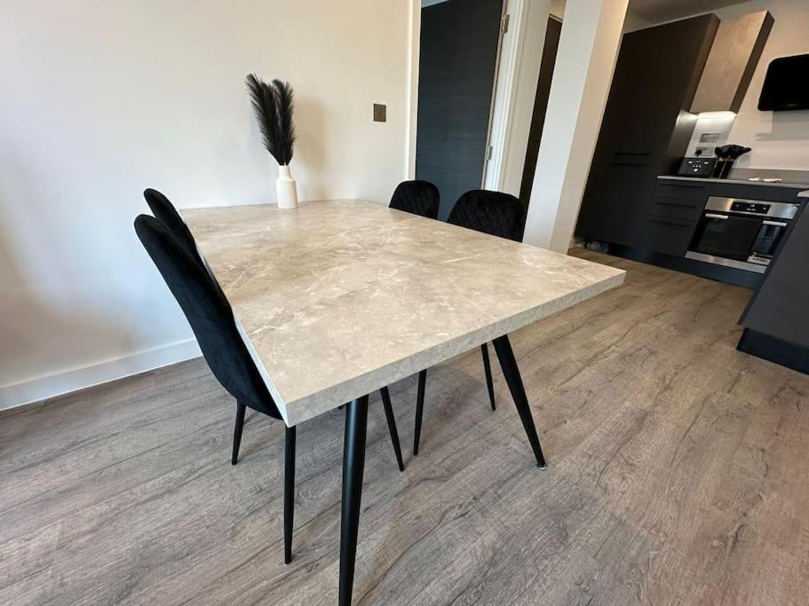 Stylish Central York Apartment Free Parking & Gym Экстерьер фото